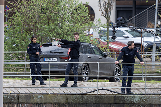 Hamburg, Dreharbeiten Notruf Hafenkante im Hamburger Hafen. Am FilmSet Freundin von Raul Richter ( Nick Brandt ), mit Vanessa Schmitt und Hund.
Lilly Hollunder und Marc Barthel
Raul Richter und Rhea Harder-Vennewald.