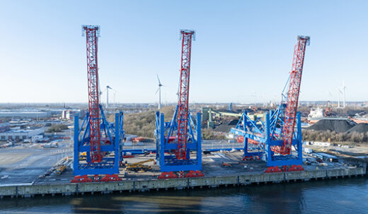 Die ersten ferngesteuerten Containerbrücken Hamburgs werden in Altenwerder installiert.